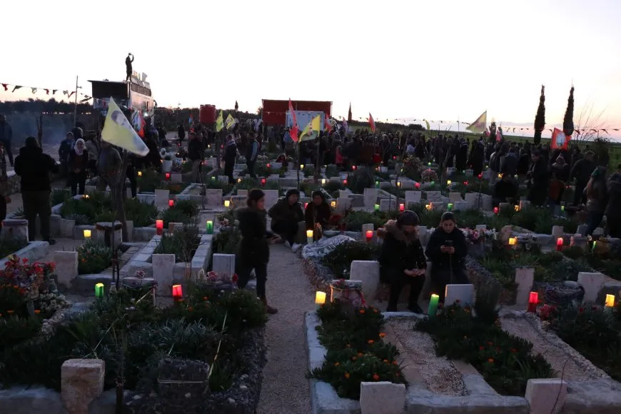Dayikên şehîdan hatin xelatkirin û mûm li pakrewangeha hatin pêxistin