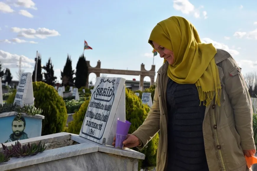 Dayikên şehîdan hatin xelatkirin û mûm li pakrewangeha hatin pêxistin