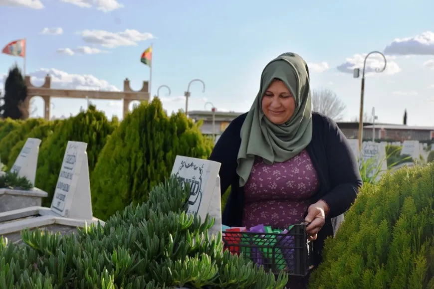Dayikên şehîdan hatin xelatkirin û mûm li pakrewangeha hatin pêxistin