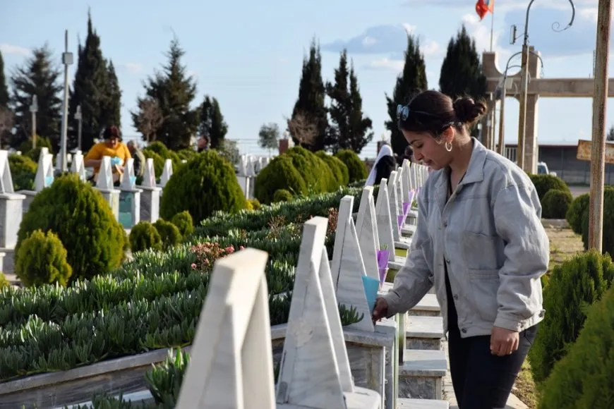 Dayikên şehîdan hatin xelatkirin û mûm li pakrewangeha hatin pêxistin
