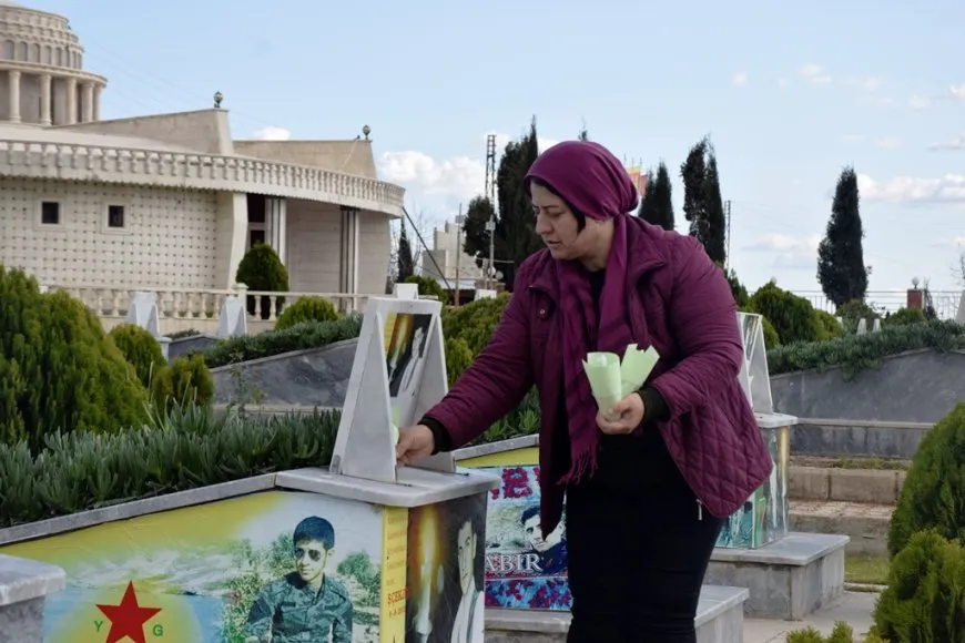 Dayikên şehîdan hatin xelatkirin û mûm li pakrewangeha hatin pêxistin