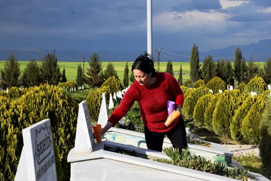 Dayikên şehîdan hatin xelatkirin û mûm li pakrewangeha hatin pêxistin