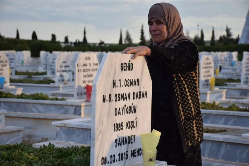 Dayikên şehîdan hatin xelatkirin û mûm li pakrewangeha hatin pêxistin