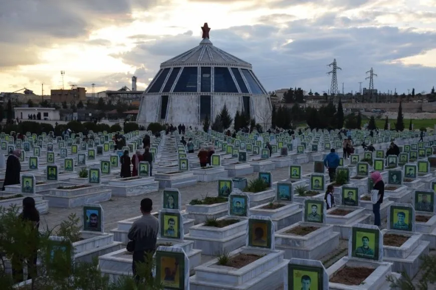Dayikên şehîdan hatin xelatkirin û mûm li pakrewangeha hatin pêxistin