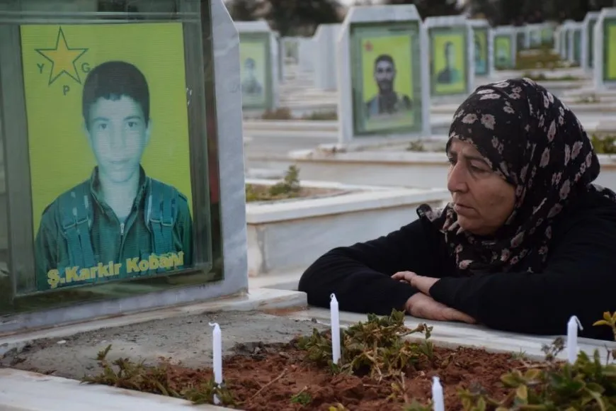 Dayikên şehîdan hatin xelatkirin û mûm li pakrewangeha hatin pêxistin