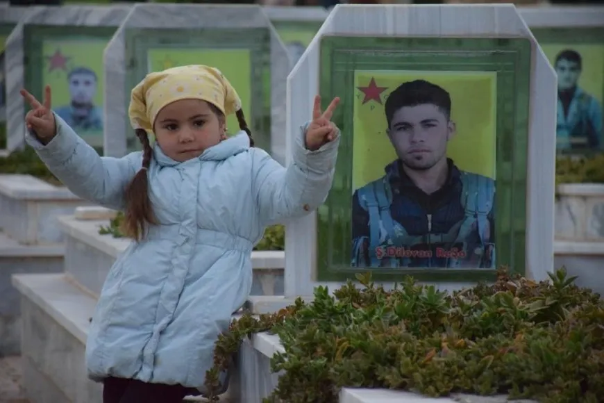 Dayikên şehîdan hatin xelatkirin û mûm li pakrewangeha hatin pêxistin