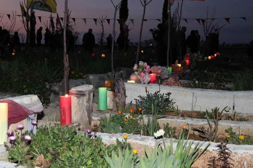 Dayikên şehîdan hatin xelatkirin û mûm li pakrewangeha hatin pêxistin
