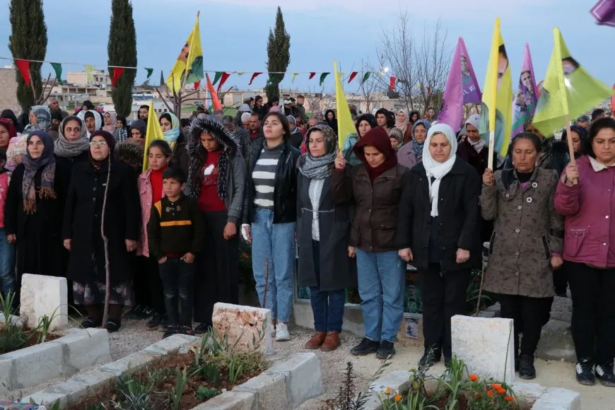 Dayikên şehîdan hatin xelatkirin û mûm li pakrewangeha hatin pêxistin