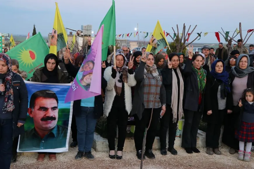 Dayikên şehîdan hatin xelatkirin û mûm li pakrewangeha hatin pêxistin