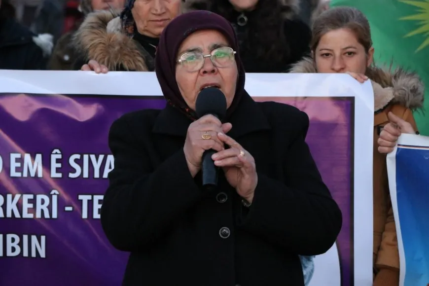 Dayikên şehîdan hatin xelatkirin û mûm li pakrewangeha hatin pêxistin