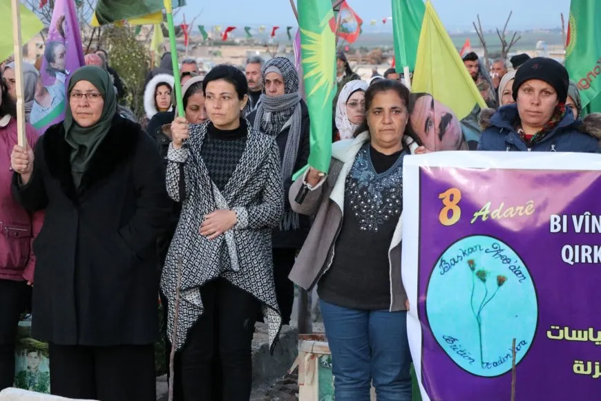 Dayikên şehîdan hatin xelatkirin û mûm li pakrewangeha hatin pêxistin