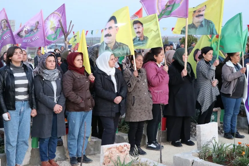 Dayikên şehîdan hatin xelatkirin û mûm li pakrewangeha hatin pêxistin