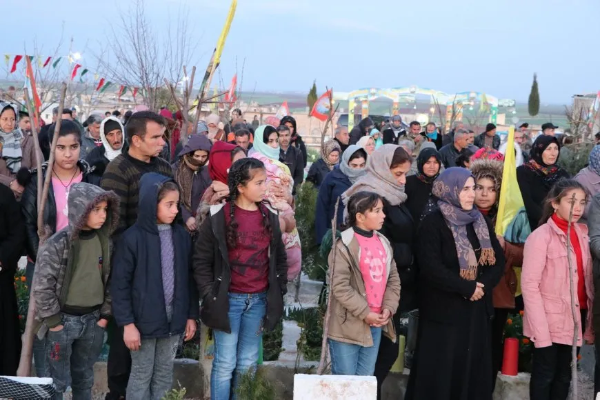 Dayikên şehîdan hatin xelatkirin û mûm li pakrewangeha hatin pêxistin