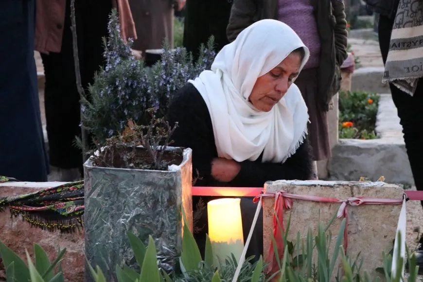 Dayikên şehîdan hatin xelatkirin û mûm li pakrewangeha hatin pêxistin