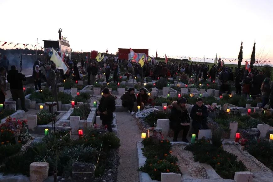 Dayikên şehîdan hatin xelatkirin û mûm li pakrewangeha hatin pêxistin