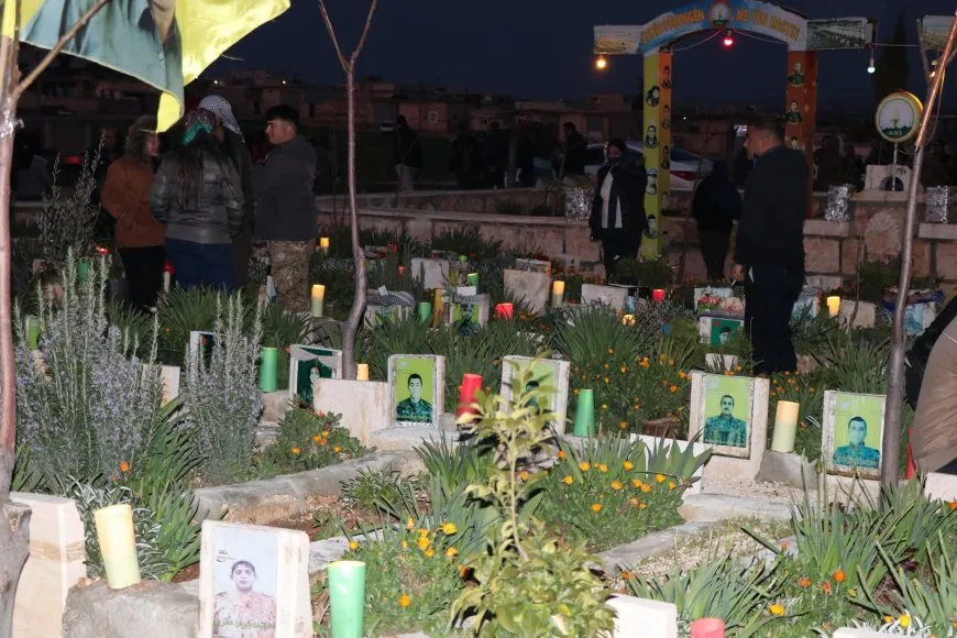 Dayikên şehîdan hatin xelatkirin û mûm li pakrewangeha hatin pêxistin