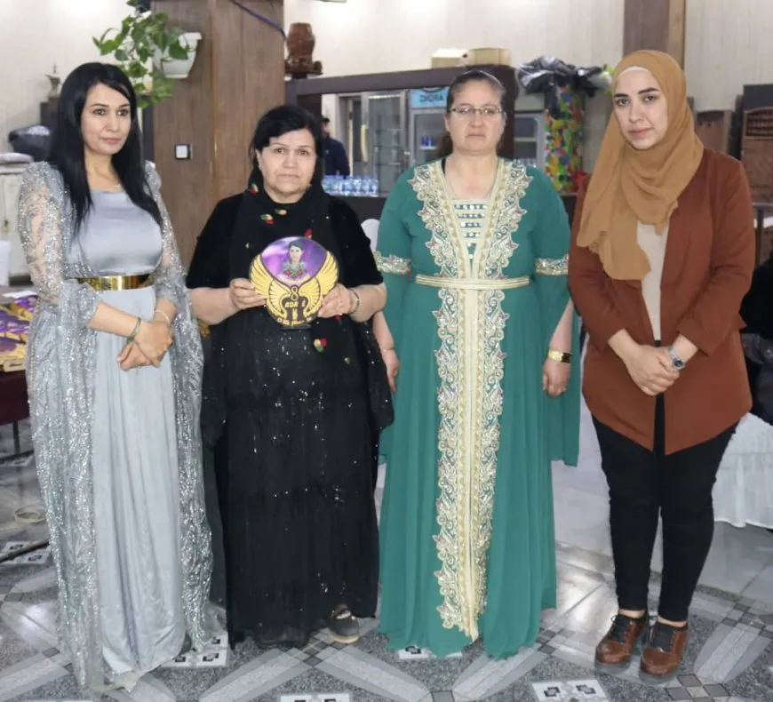 Dayikên şehîdan hatin xelatkirin û mûm li pakrewangeha hatin pêxistin