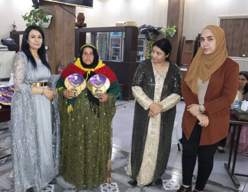 Dayikên şehîdan hatin xelatkirin û mûm li pakrewangeha hatin pêxistin