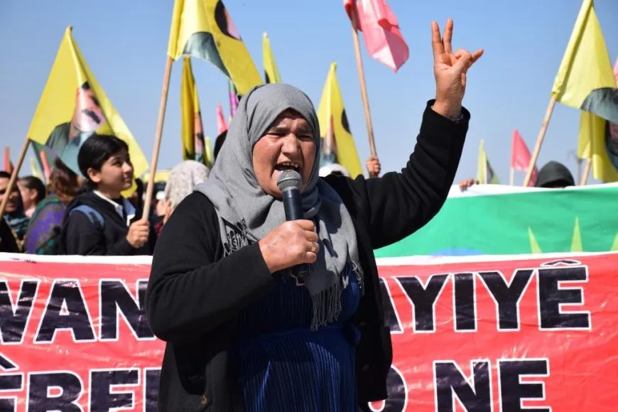 Li Kobanê meşa ciwanan a ji bo azadiya fizîkî ya Rêber Abdullah Ocalan