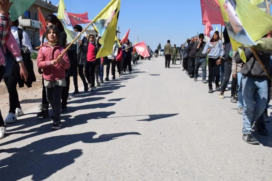 Li Kobanê meşa ciwanan a ji bo azadiya fizîkî ya Rêber Abdullah Ocalan