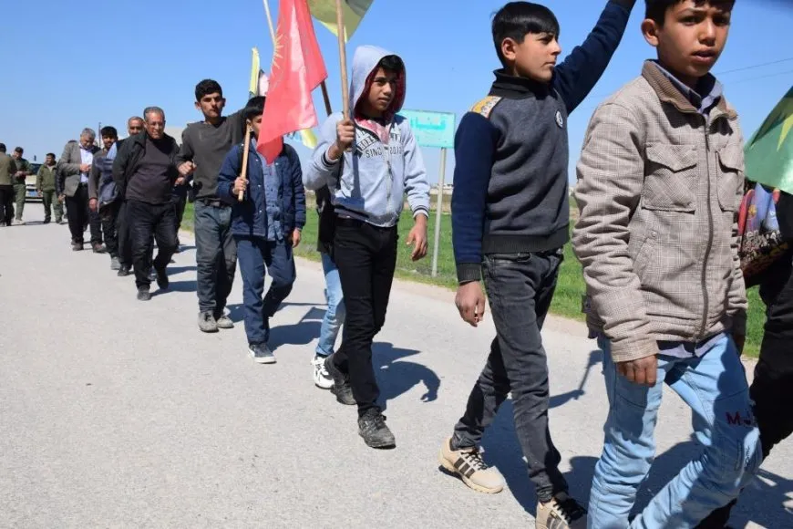 Li Kobanê meşa ciwanan a ji bo azadiya fizîkî ya Rêber Abdullah Ocalan