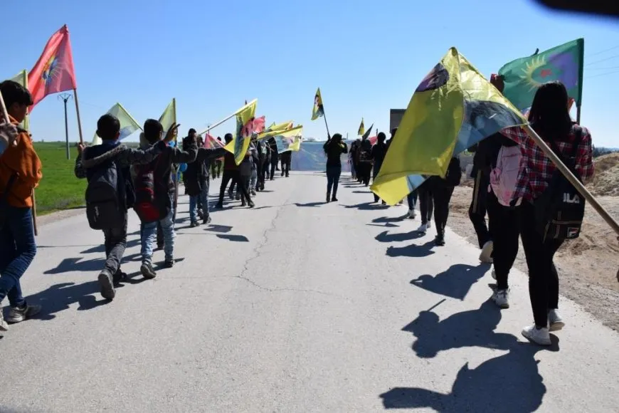 Li Kobanê meşa ciwanan a ji bo azadiya fizîkî ya Rêber Abdullah Ocalan