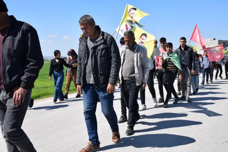 Li Kobanê meşa ciwanan a ji bo azadiya fizîkî ya Rêber Abdullah Ocalan