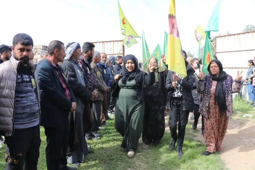 Xelkê Amûdê sersaxî da malbata şehîd Rohat Hesekê