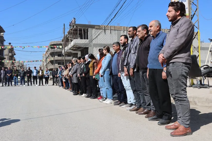 Ji bo qurbaniyên komkujiya Helebceyê jiyan 5 deqeyan rawestiya