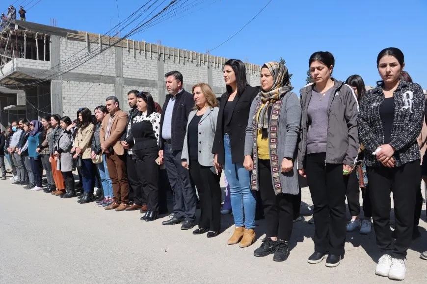 Ji bo qurbaniyên komkujiya Helebceyê jiyan 5 deqeyan rawestiya