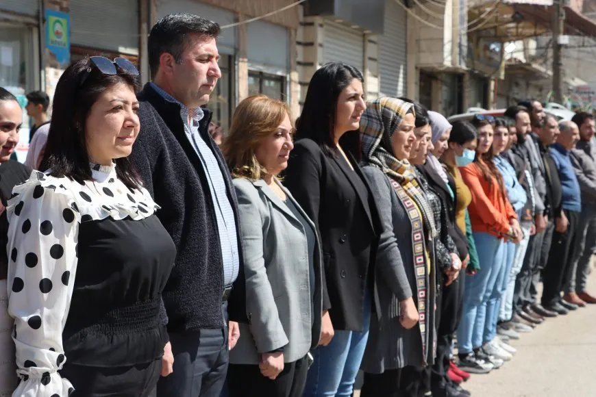 Ji bo qurbaniyên komkujiya Helebceyê jiyan 5 deqeyan rawestiya