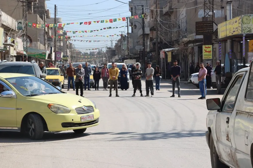 Ji bo qurbaniyên komkujiya Helebceyê jiyan 5 deqeyan rawestiya