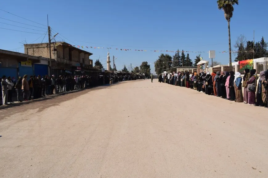 Ji bo qurbaniyên komkujiya Helebceyê jiyan 5 deqeyan rawestiya