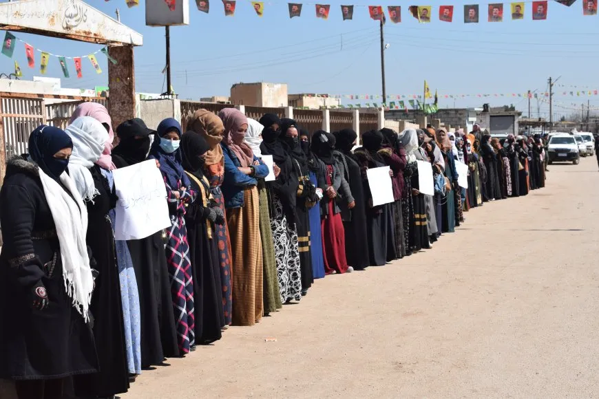 Ji bo qurbaniyên komkujiya Helebceyê jiyan 5 deqeyan rawestiya