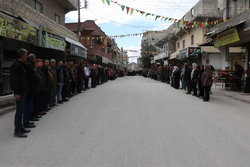 Ji bo qurbaniyên komkujiya Helebceyê jiyan 5 deqeyan rawestiya
