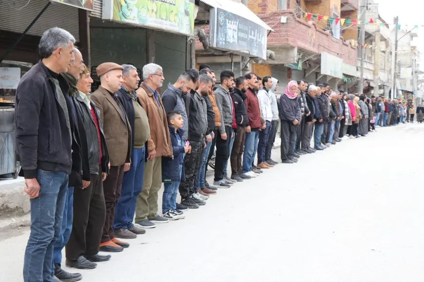 Ji bo qurbaniyên komkujiya Helebceyê jiyan 5 deqeyan rawestiya