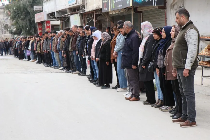 Ji bo qurbaniyên komkujiya Helebceyê jiyan 5 deqeyan rawestiya