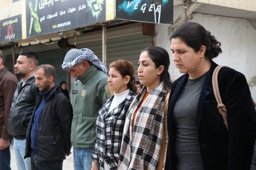 Ji bo qurbaniyên komkujiya Helebceyê jiyan 5 deqeyan rawestiya