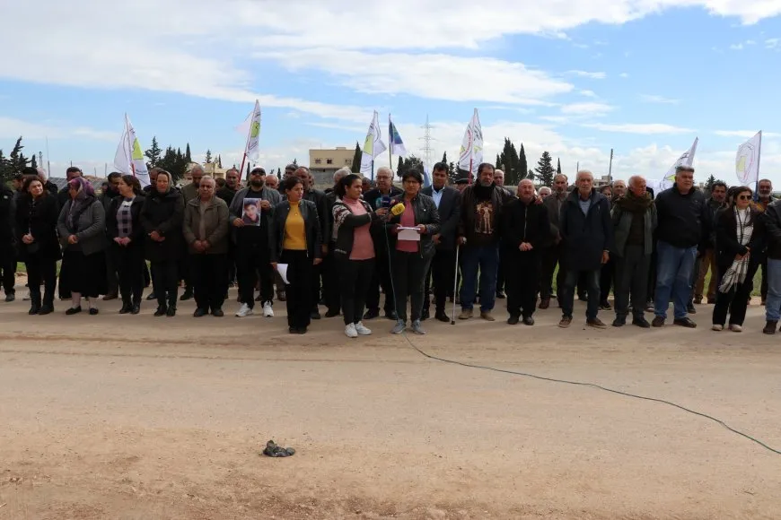Ji bo qurbaniyên komkujiya Helebceyê jiyan 5 deqeyan rawestiya