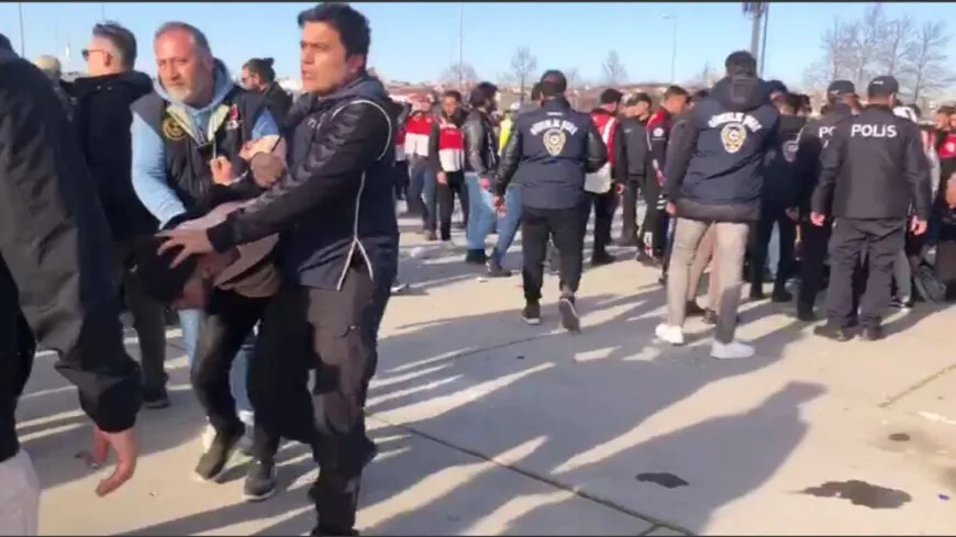 Polîsan di Newroza Stenbolê de êrişî gel û rojnamevanan kir