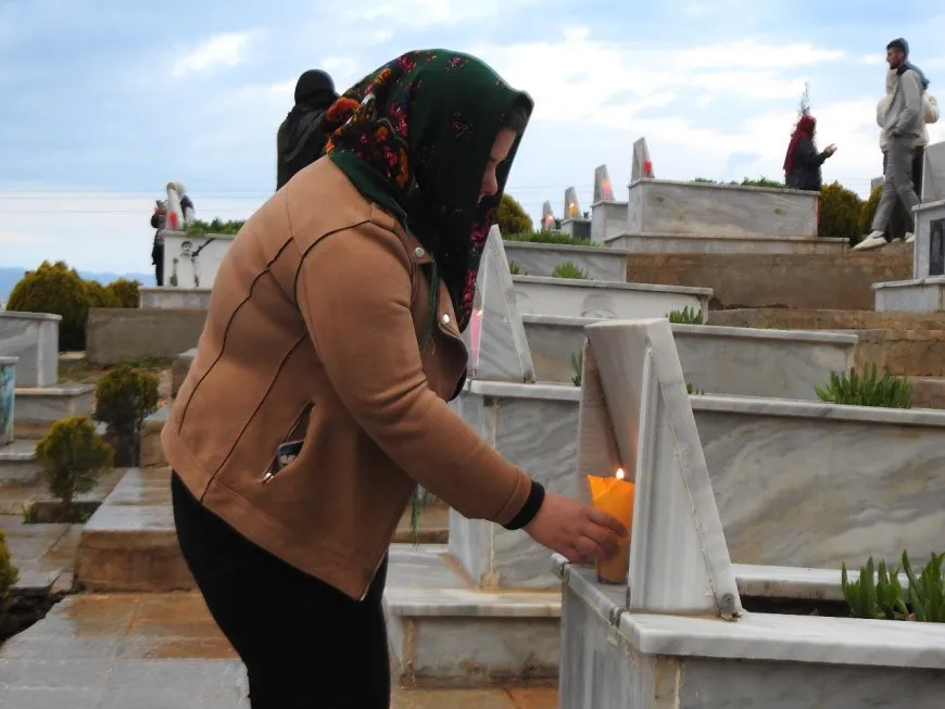 Di şeva Newrozê de mûm li ser gorên şehîdan hatin pêxistin