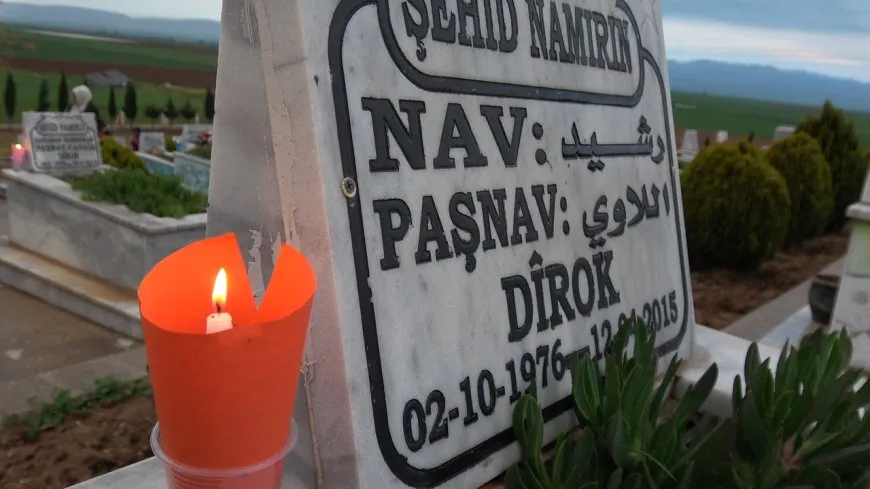 Di şeva Newrozê de mûm li ser gorên şehîdan hatin pêxistin