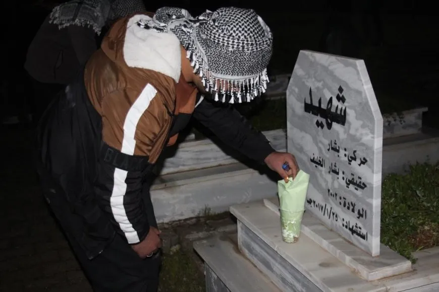 Di şeva Newrozê de mûm li ser gorên şehîdan hatin pêxistin
