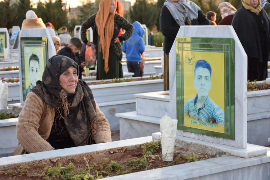Di şeva Newrozê de mûm li ser gorên şehîdan hatin pêxistin