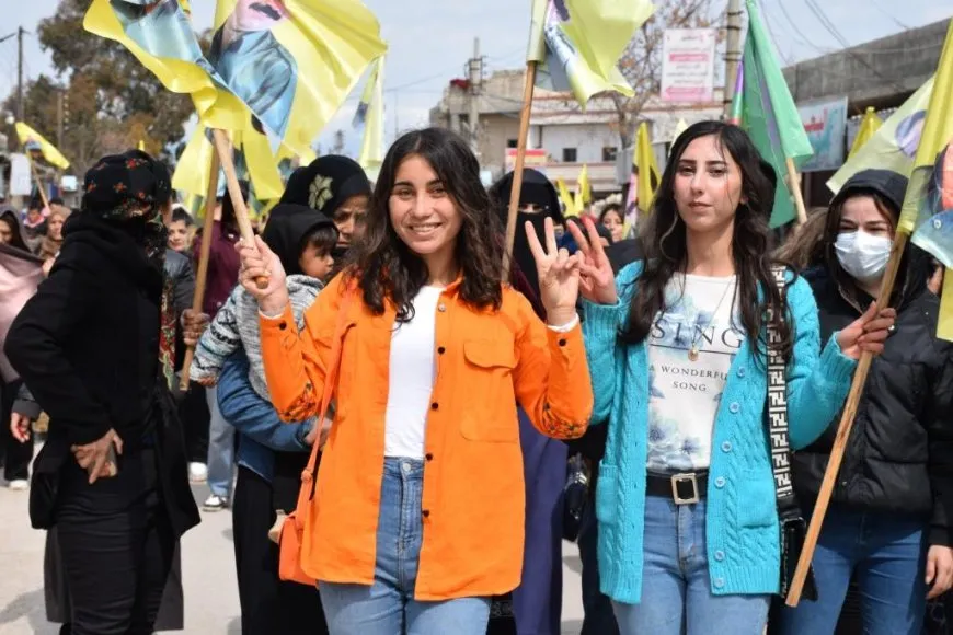 Xelkê Sirînê ji bo Rêber Abdullah Ocalan meşiyan