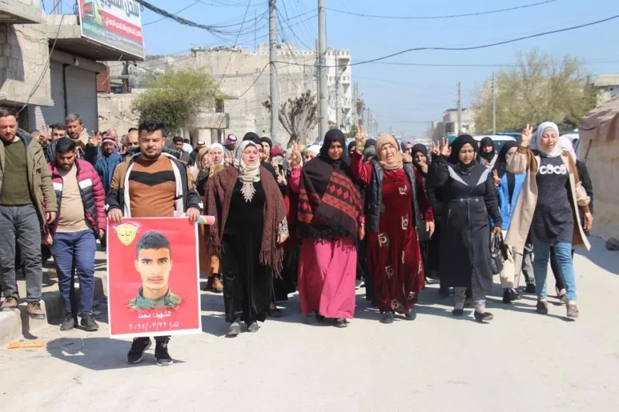 Xelkê Minbicê sersaxî da malbata şehîd Mihemed El Casim