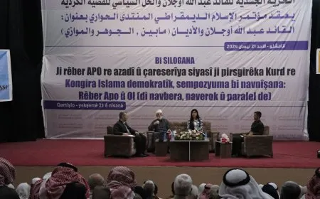 Kongreya Îslama Demokratîk li Qamişlo panelek li dar xist