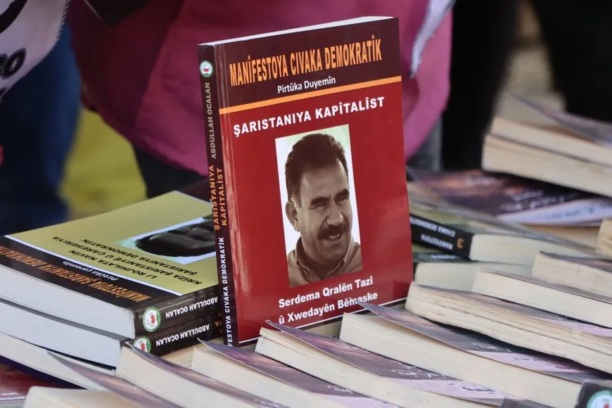 Bi boneya 4’ê Nîsanê standa pirtûkên Rêber Abdullah Ocalan
