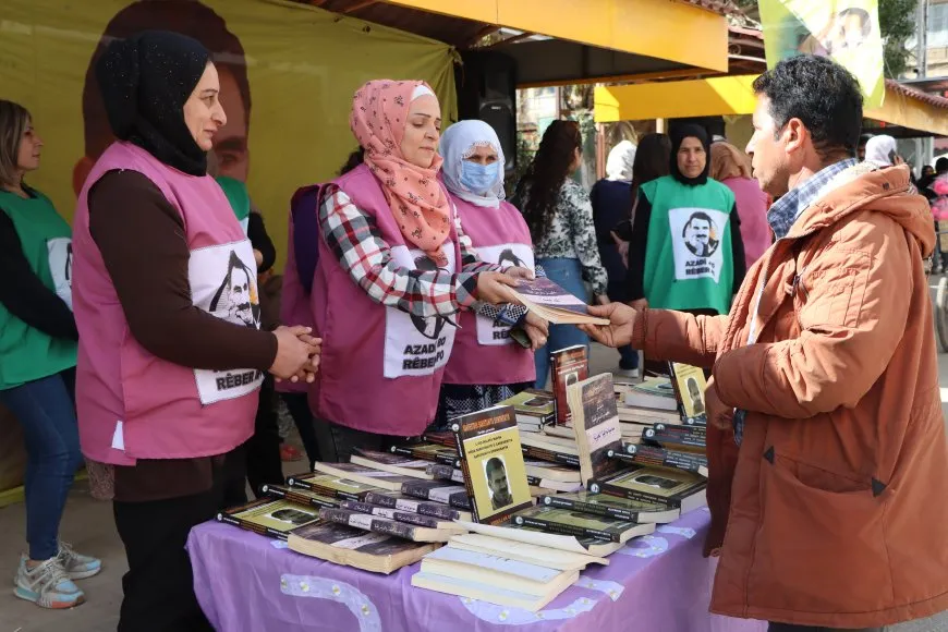 Bi boneya 4’ê Nîsanê standa pirtûkên Rêber Abdullah Ocalan