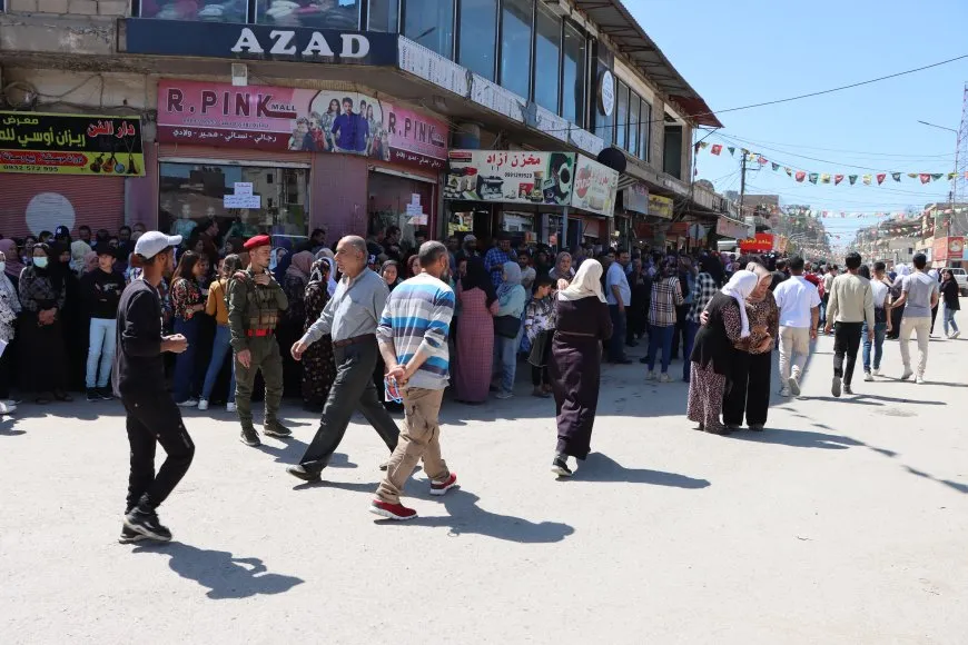 Şêniyên Qamişlo ji bo destekdayîna serhildana Wanê meşiyan